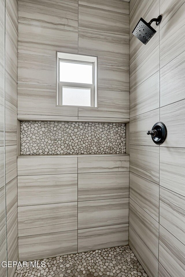 13120 Wesleyan, El Paso, TX 79928 - full bathroom with tiled shower