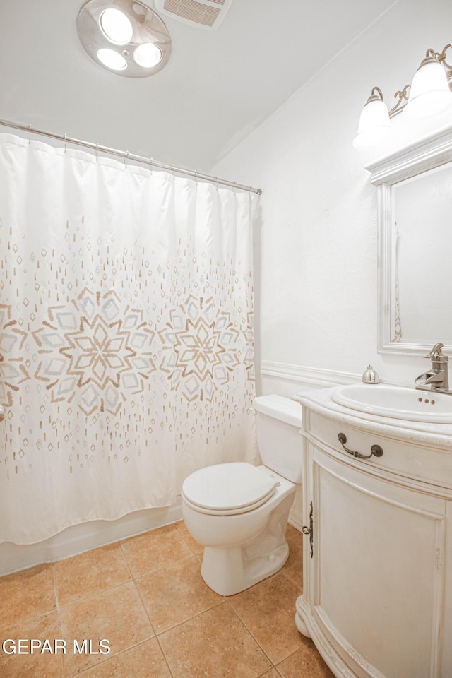 10324 Shoshone St, El Paso, TX 79924 - full bath with vanity, tile patterned floors, shower / tub combo, and vaulted ceiling