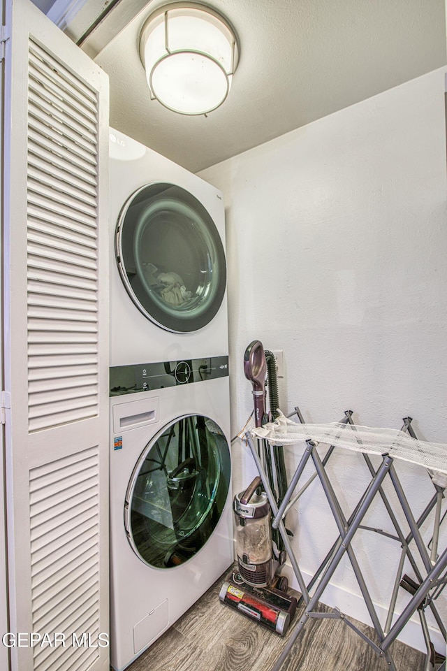 350 Thunderbird Dr Unit 59, El Paso, TX 79912 - washroom featuring stacked washer / drying machine and wood finished floors
