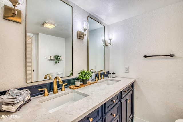 350 Thunderbird Dr Unit 59, El Paso, TX 79912 - bathroom with double vanity and a textured wall