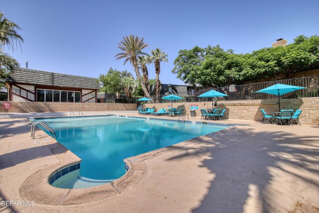350 Thunderbird Dr Unit 59, El Paso, TX 79912 - community pool with a patio and outdoor dining space