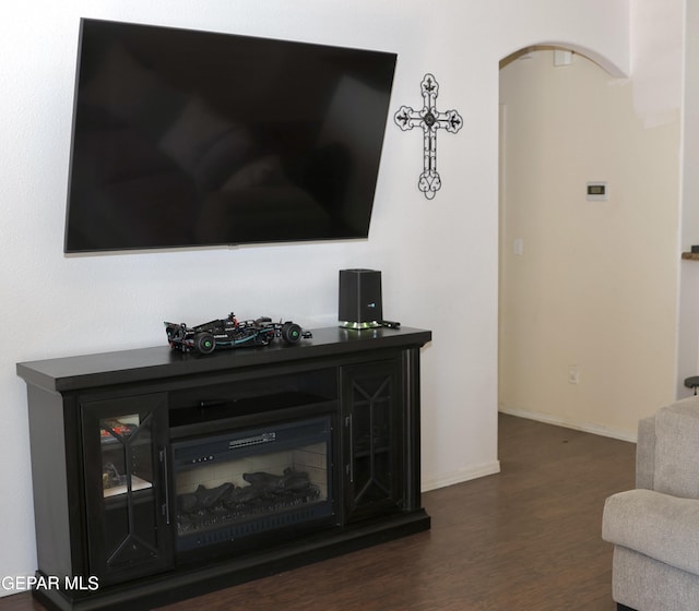14251 Rattler Point Dr, El Paso, TX 79938 - detailed view of arched walkways and wood finished floors