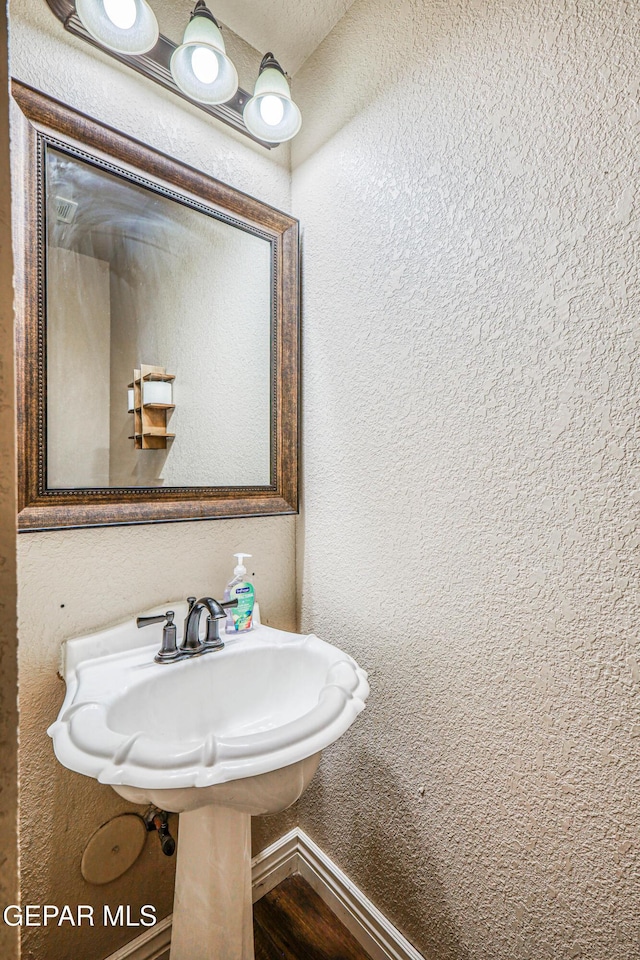 401 Everlook Ln, Horizon City, TX 79928 - bathroom featuring a textured wall