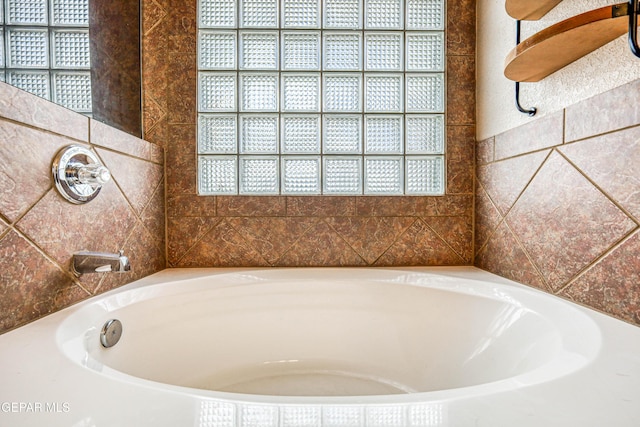 401 Everlook Ln, Horizon City, TX 79928 - full bathroom featuring a bathtub