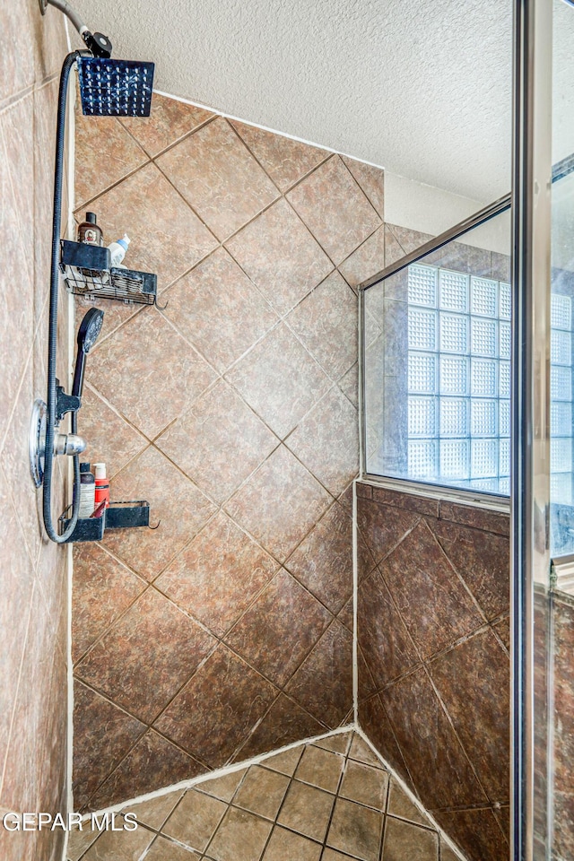 401 Everlook Ln, Horizon City, TX 79928 - full bath with a tile shower and a textured ceiling