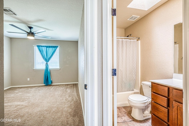 401 Everlook Ln, Horizon City, TX 79928 - full bathroom with a skylight, vanity, shower / bath combo with shower curtain, a ceiling fan, and a textured wall