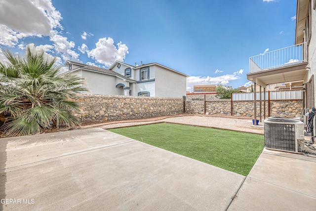 401 Everlook Ln, Horizon City, TX 79928 - fenced backyard featuring a balcony and a patio