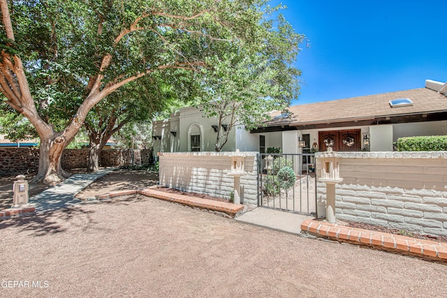 5430 Davis Cup Ct, El Paso, TX 79932 - view of front of house featuring a gate, a fenced front yard, and stucco siding