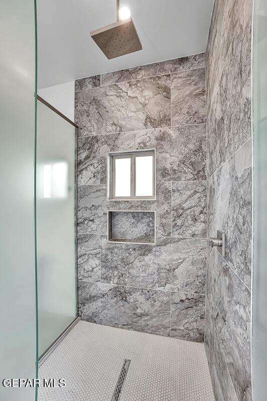 525 Cotton Blossom Ave, El Paso, TX 79922 - bathroom with a tile shower