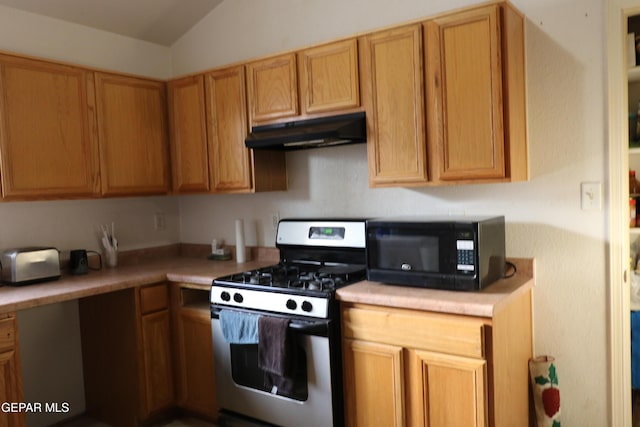 9421 Ariel Rico Ct, El Paso, TX 79907 - kitchen with stainless steel range with gas stovetop, under cabinet range hood, black microwave, light countertops, and vaulted ceiling