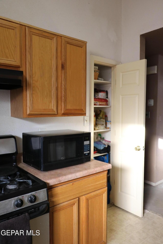 9421 Ariel Rico Ct, El Paso, TX 79907 - kitchen featuring stainless steel electric stove, black microwave, light countertops, and extractor fan