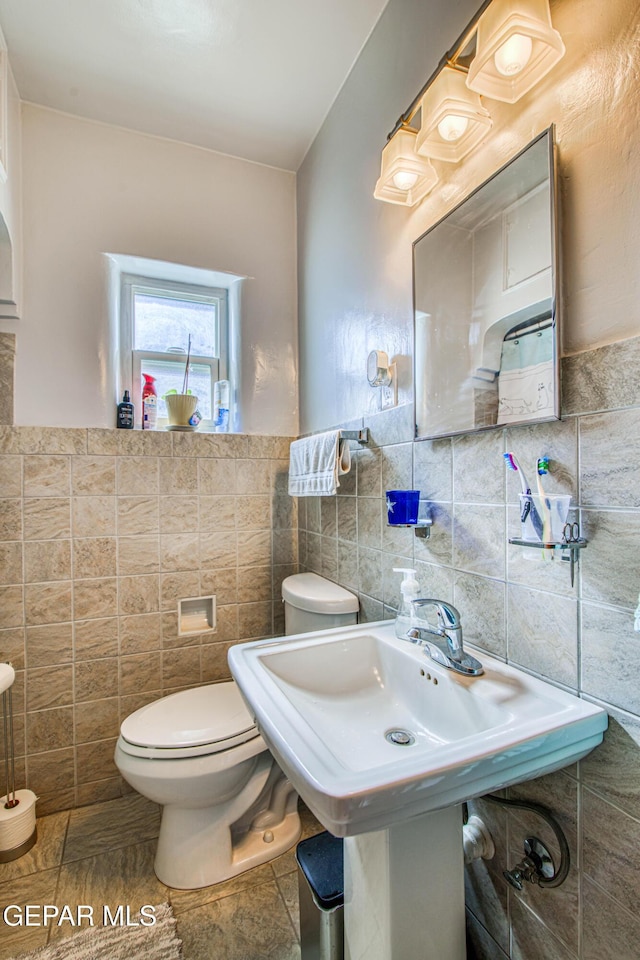 4327 Oxford Ave, El Paso, TX 79903 - half bathroom with tile walls