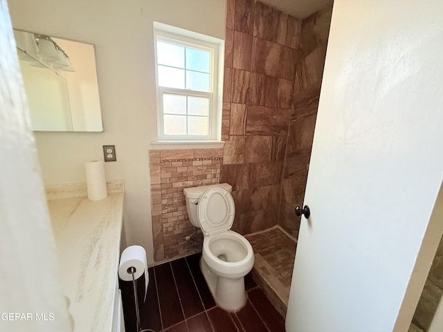 8429 Lasso Cir, El Paso, TX 79907 - bathroom with tiled shower and vanity