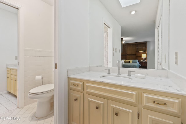 745 Rinconada Ln, El Paso, TX 79932 - full bath with vanity, tile patterned floors, a skylight, ensuite bath, and tile walls