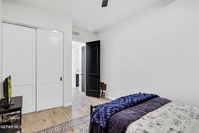6328 Camino Nogal Dr, El Paso, TX 79932 - bedroom featuring light wood-style floors, a closet, and a ceiling fan