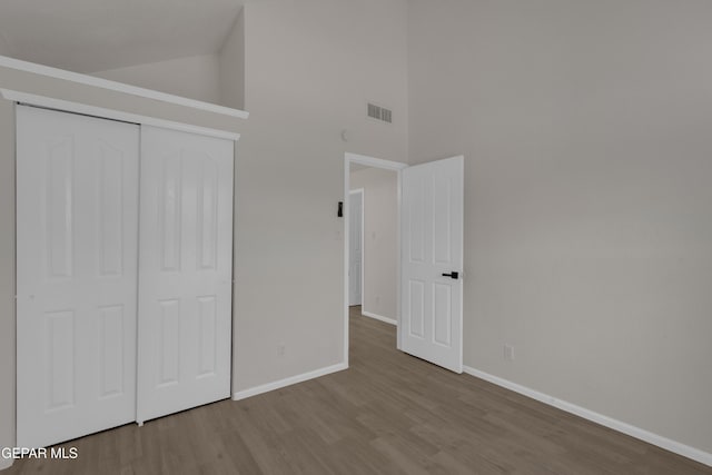 4321 Loma Casitas Rd, El Paso, TX 79934 - unfurnished bedroom featuring wood finished floors, high vaulted ceiling, and a closet