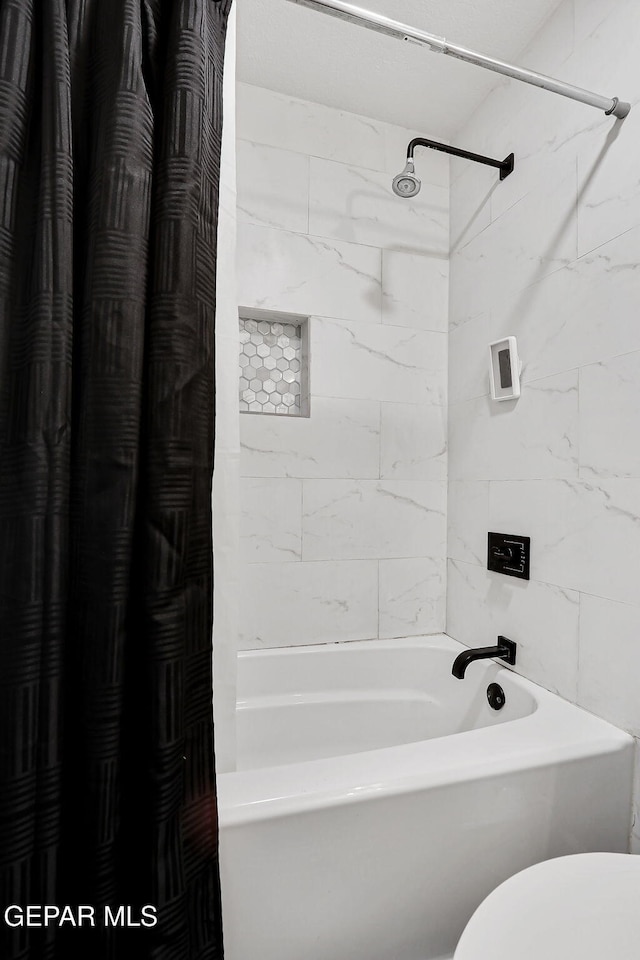 9128 Diana Dr, El Paso, TX 79924 - full bath featuring toilet and shower / tub combo with curtain