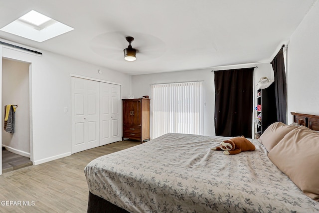 9128 Diana Dr, El Paso, TX 79924 - bedroom featuring a skylight, light wood-type flooring, a closet, and ceiling fan