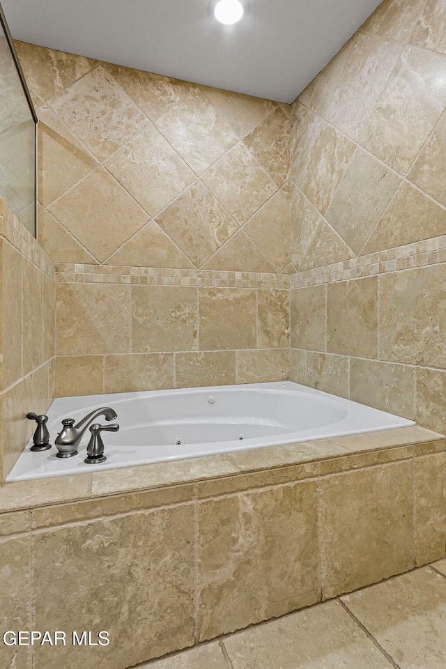 796 Fescue Dr, Canutillo, TX 79835 - full bath featuring a jetted tub and tile walls