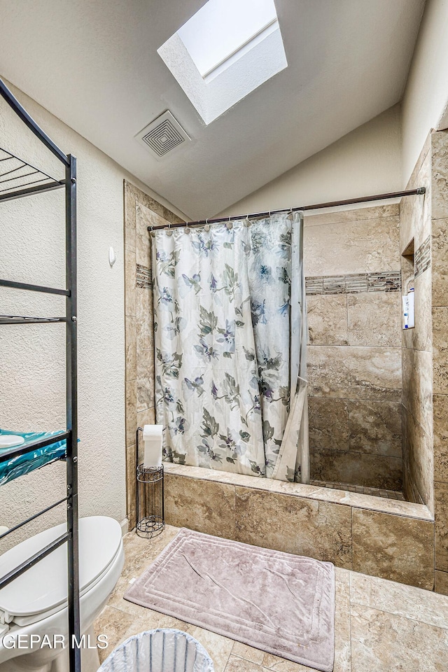 7366 Luz De Dia Ct, El Paso, TX 79912 - full bathroom with a skylight, vaulted ceiling, and tiled shower / bath