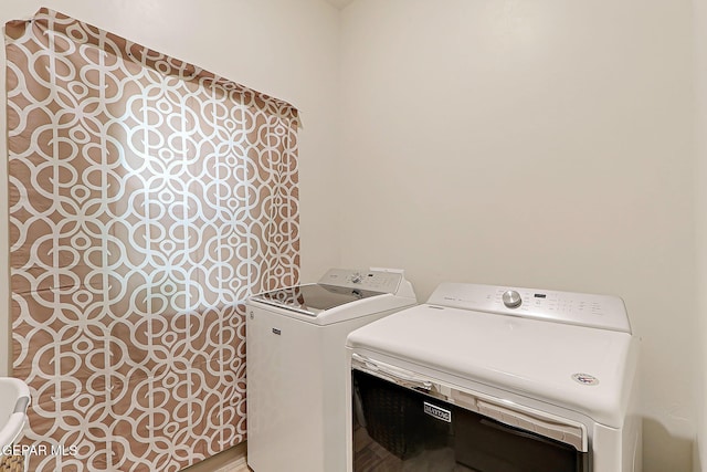 7825 Enchanted View Dr, El Paso, TX 79911 - laundry area featuring washer and clothes dryer