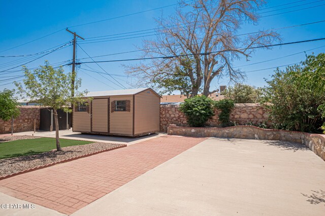 1400 Elmhurst Dr, El Paso, TX 79925 - fenced backyard featuring a patio area and a storage shed