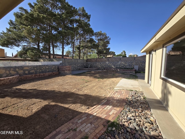 1607 Gene Torres Dr, El Paso, TX 79936 - fenced backyard featuring a patio