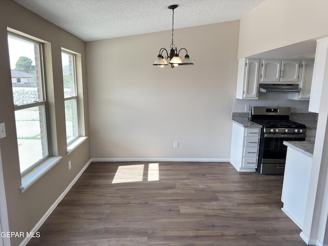 378 Hourglass Dr, El Paso, TX 79915 - kitchen with stainless steel gas range, under cabinet range hood, healthy amount of natural light, a chandelier, and a textured ceiling