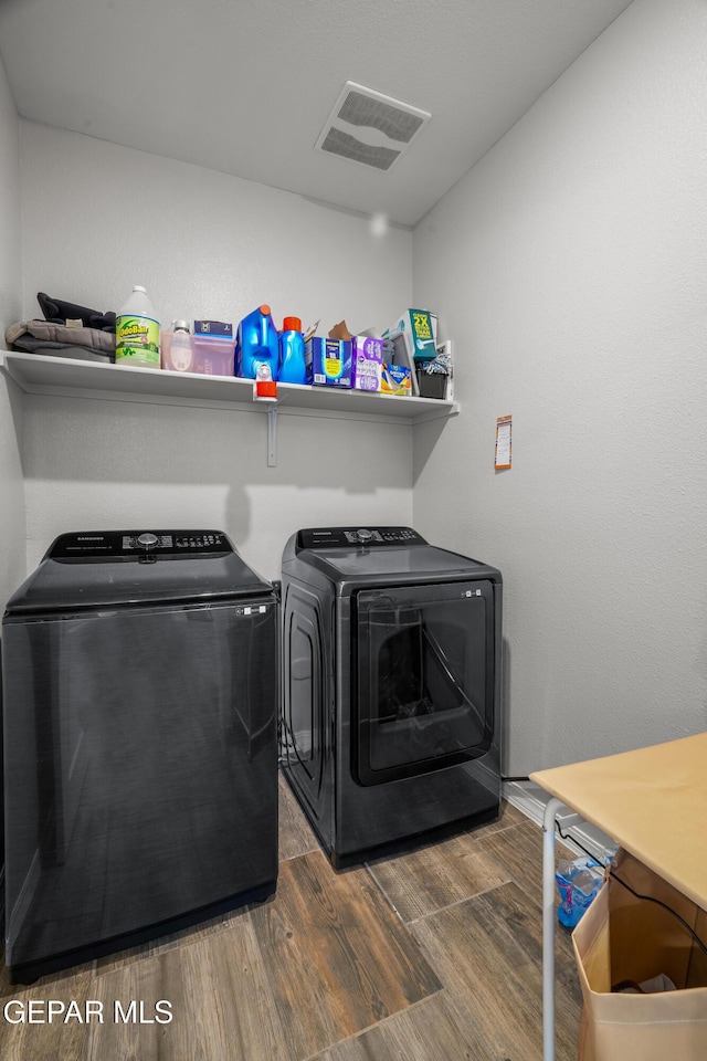 10625 Hidden Links Pl, El Paso, TX 79924 - laundry room with washing machine and clothes dryer and wood finished floors