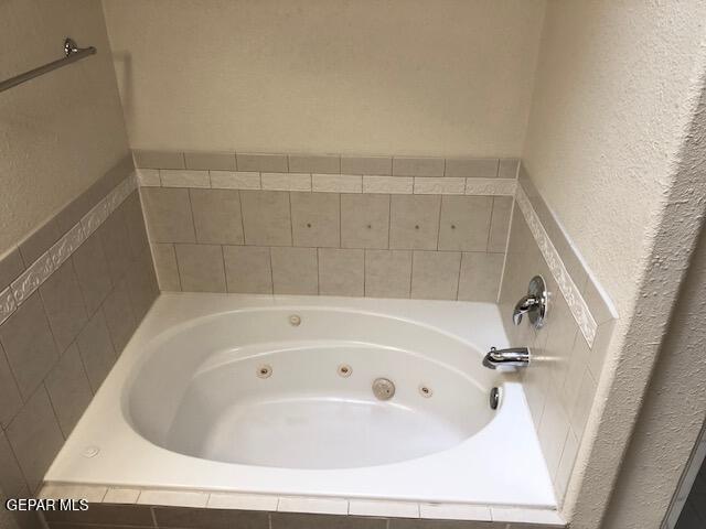 6392 Franklin Gate Dr, El Paso, TX 79912 - bathroom with a jetted tub and a textured wall