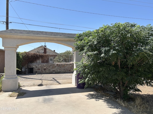 1012 Maple St, El Paso, TX 79903 - view of property's community featuring a patio