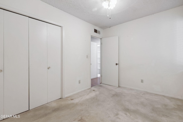 5536 Fernwood Cir, El Paso, TX 79932 - unfurnished bedroom featuring carpet floors, a textured ceiling, and a closet