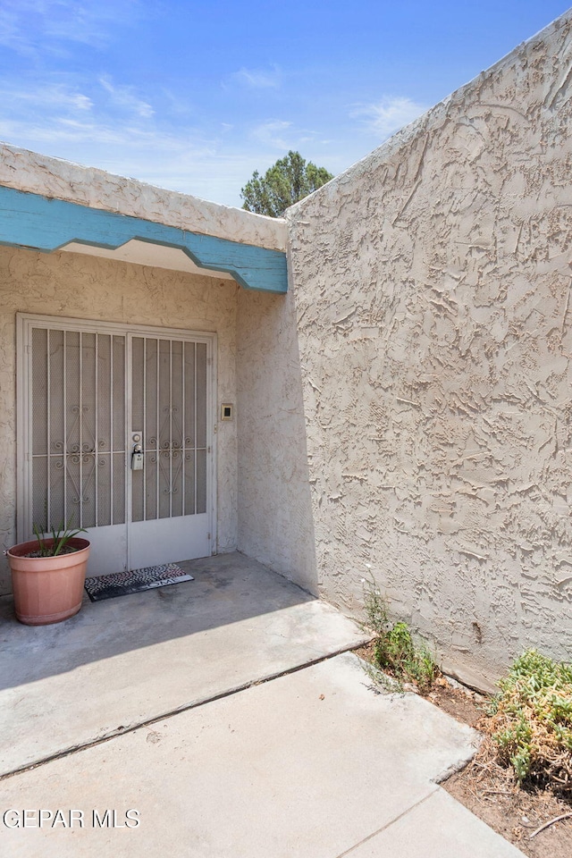 5536 Fernwood Cir, El Paso, TX 79932 - property entrance featuring stucco siding and a patio