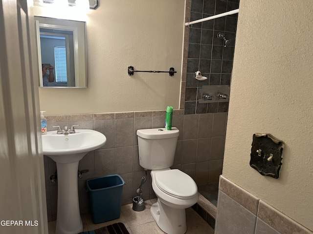 327 Jesuit Dr, El Paso, TX 79907 - full bathroom featuring tiled shower, tile patterned flooring, and tile walls