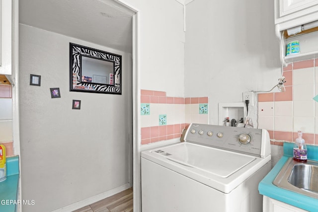 4330 Frankfort Ave, El Paso, TX 79903 - laundry area featuring washer / dryer and light wood-style floors