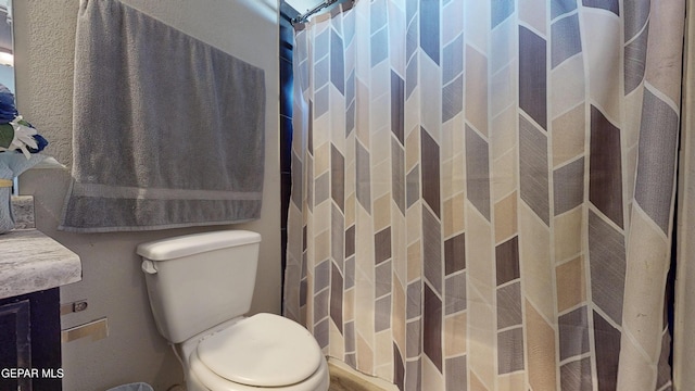 14661 Holly Blue Ave, Horizon City, TX 79928 - full bathroom featuring a shower with curtain and vanity
