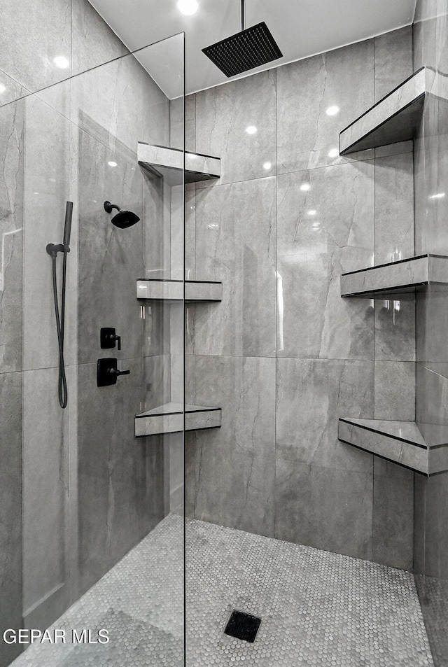 6325 Camino Pinon, El Paso, TX 79932 - full bath with tiled shower