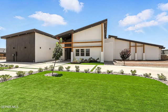 6325 Camino Pinon, El Paso, TX 79932 - view of front of house featuring a front lawn, stucco siding, and driveway