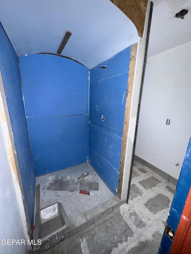 3726 Leavell Ave, El Paso, TX 79904 - bathroom with lofted ceiling