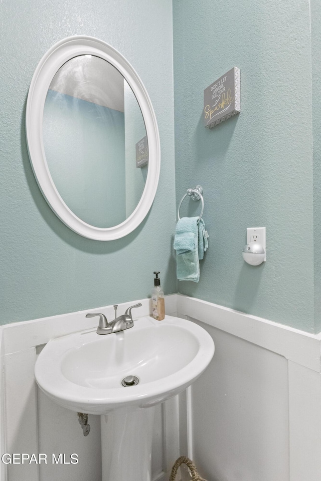 658 Sara Lynn Ct, El Paso, TX 79932 - bathroom featuring a textured wall and a sink