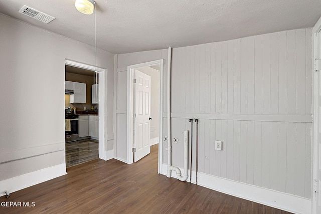 3413 Monroe Ave, El Paso, TX 79930 - empty room with dark wood-type flooring and a textured ceiling