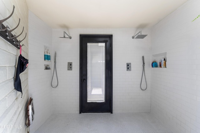 1386 Loma Verde Dr, El Paso, TX 79936 - full bath with tiled shower