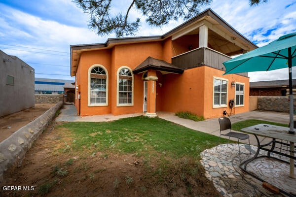 9813 La Morenita Cir, El Paso, TX 79927 - view of front of home with a balcony, stucco siding, and a patio area