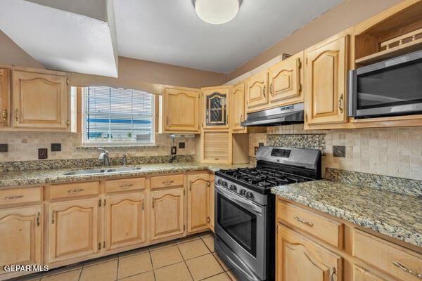 9813 La Morenita Cir, El Paso, TX 79927 - kitchen featuring stainless steel appliances, under cabinet range hood, light brown cabinetry, and decorative backsplash