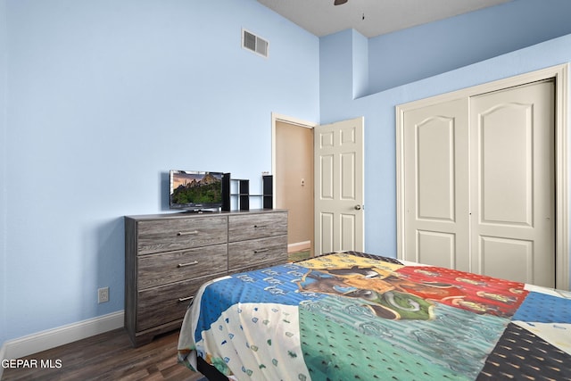 13788 Paseo Verde Dr, El Paso, TX 79928 - bedroom with dark wood-type flooring, a closet, a ceiling fan, and a towering ceiling