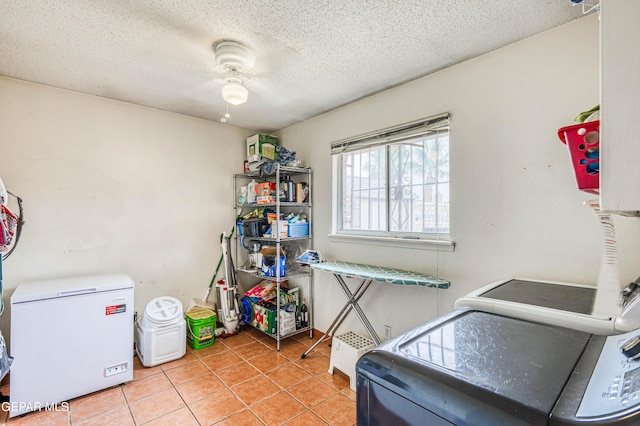 10705 Vista Alegre Dr, El Paso, TX 79935 - washroom featuring washing machine and dryer, light tile patterned floors, a textured ceiling, and ceiling fan