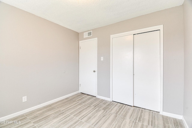 10712 Georgetown St, El Paso, TX 79924 - unfurnished bedroom featuring a closet and a textured ceiling