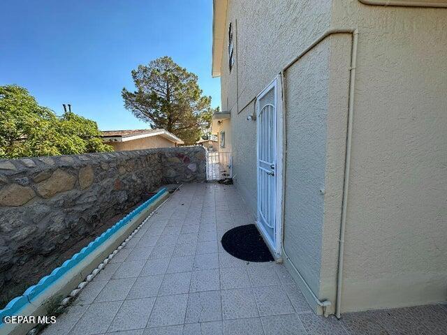 2129 Noviembre Dr, El Paso, TX 79935 - view of side of property featuring stucco siding