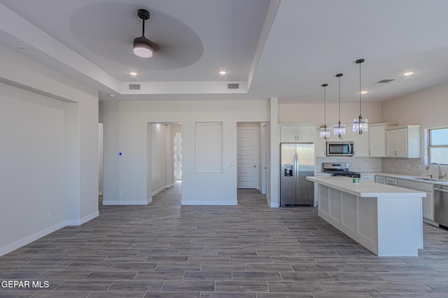 1798 Dana Gray St, El Paso, TX 79928 - kitchen featuring stainless steel appliances, a ceiling fan, wood finished floors, light countertops, and recessed lighting