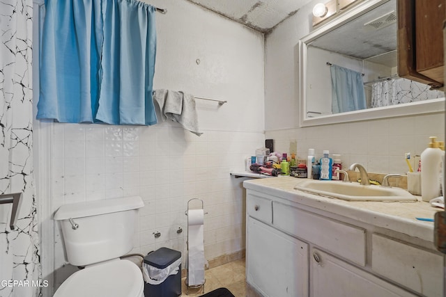204 Ruth St, Anthony, NM 88021 - full bathroom featuring tile walls, vanity, and curtained shower
